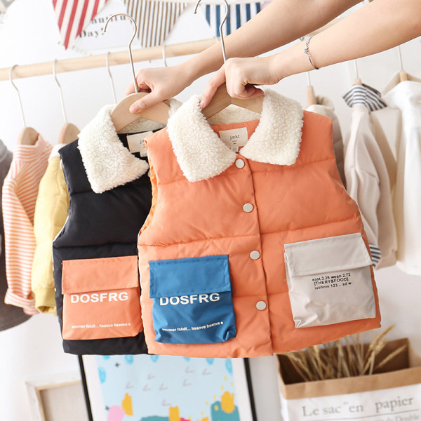 Gyerekmellény fiúknak fekete, fehér és narancssárga színben, gombokkal és zsebekkel