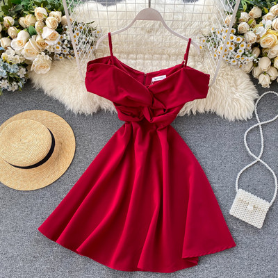 Női ruha vékony pántokkal és rövid ujjú fekete, kék, sárga, rózsaszín és piros színben