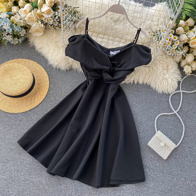 Női ruha vékony pántokkal és rövid ujjú fekete, kék, sárga, rózsaszín és piros színben