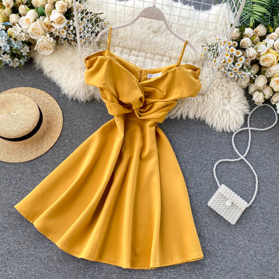 Női ruha vékony pántokkal és rövid ujjú fekete, kék, sárga, rózsaszín és piros színben