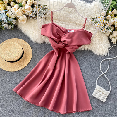 Női ruha vékony pántokkal és rövid ujjú fekete, kék, sárga, rózsaszín és piros színben