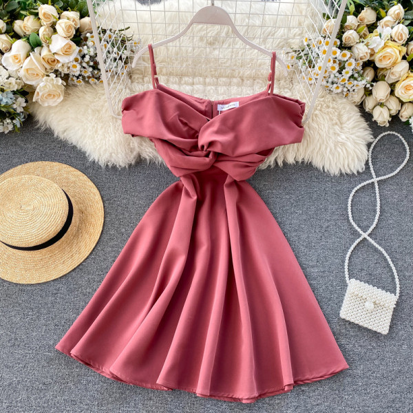 Női ruha vékony pántokkal és rövid ujjú fekete, kék, sárga, rózsaszín és piros színben