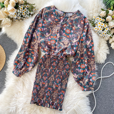 Modern női ruha virágmintával, széles ujjú kék és lila színben