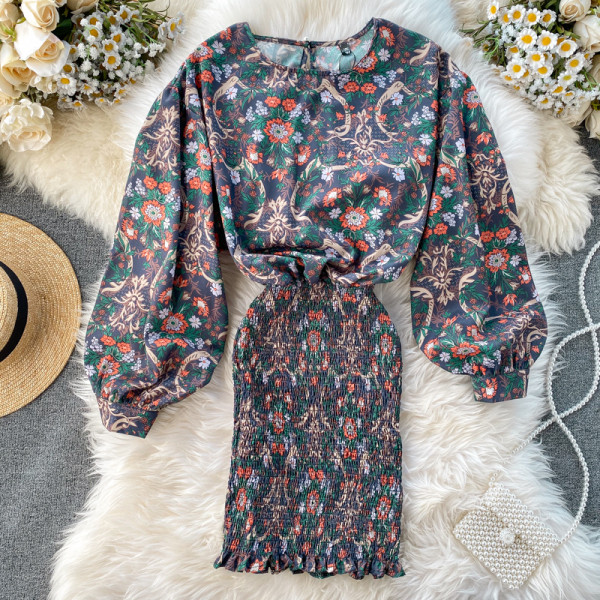 Modern női ruha virágmintával, széles ujjú kék és lila színben