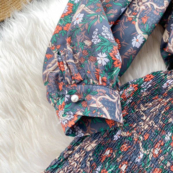 Modern női ruha virágmintával, széles ujjú kék és lila színben