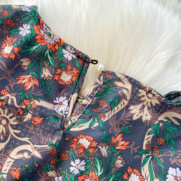 Modern női ruha virágmintával, széles ujjú kék és lila színben