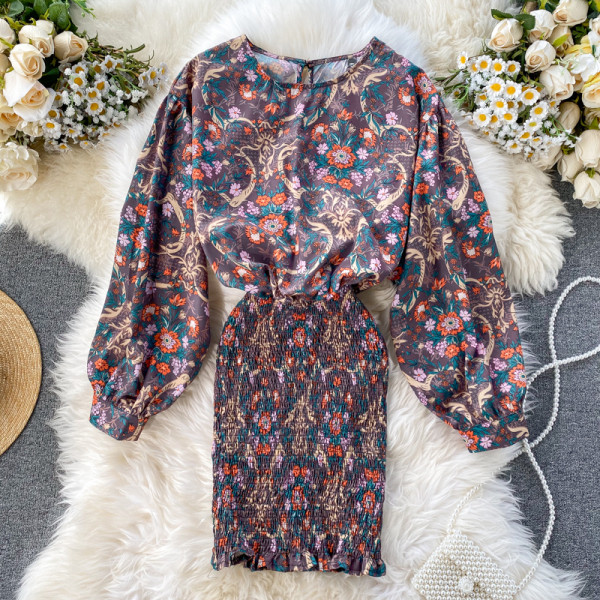 Modern női ruha virágmintával, széles ujjú kék és lila színben