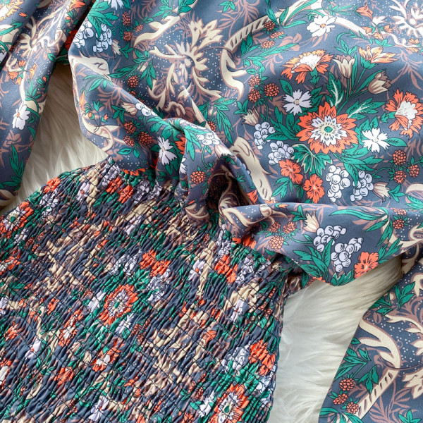 Modern női ruha virágmintával, széles ujjú kék és lila színben