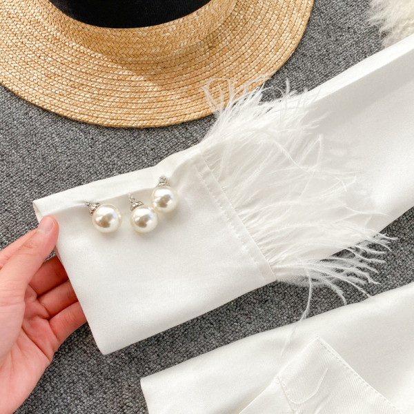 Γυναικείο κομψό σακάκι με πούπουλα και πέρλες  σε λευκό χρώμα