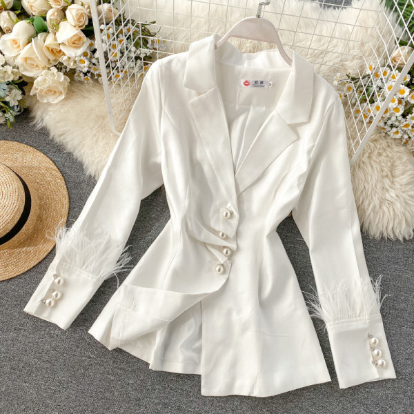 Γυναικείο κομψό σακάκι με πούπουλα και πέρλες  σε λευκό χρώμα