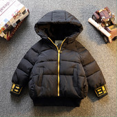 Gyerek dzseki fiúknak piros és fekete színben kapucnival és zsebekkel