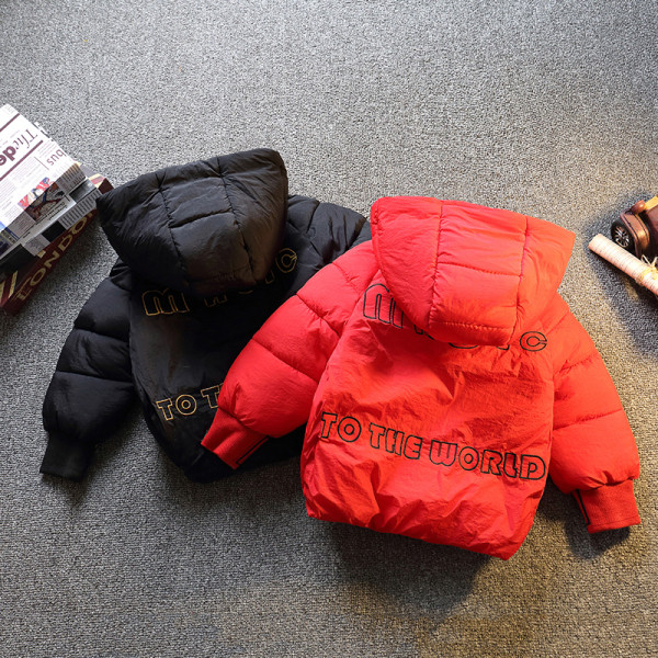 Gyerek dzseki fiúknak piros és fekete színben kapucnival és zsebekkel