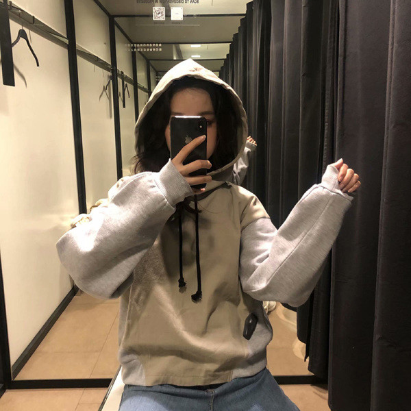 Modern lezser pulóver kapucnival és szürke nyakkendővel