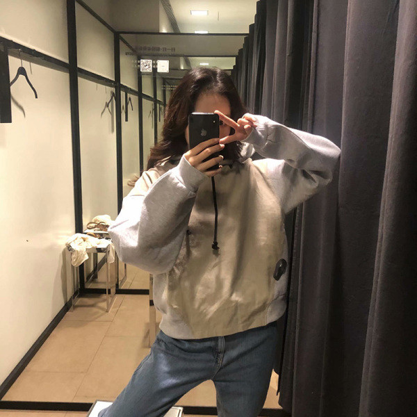 Modern lezser pulóver kapucnival és szürke nyakkendővel