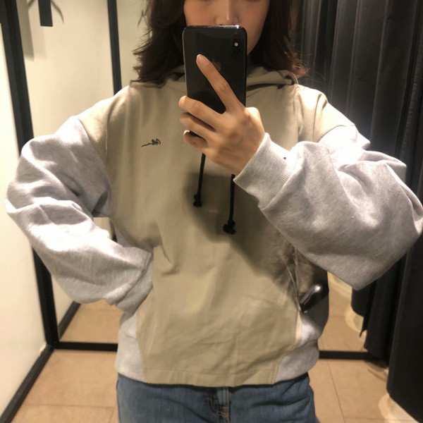 Modern lezser pulóver kapucnival és szürke nyakkendővel