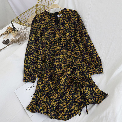 Rochie modernă de damă cu mâneci lungi și decolteu spitz în roz, alb și galben