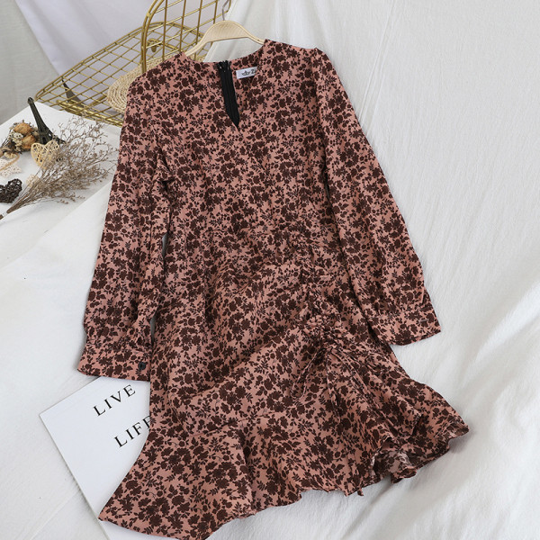 Rochie modernă de damă cu mâneci lungi și decolteu spitz în roz, alb și galben