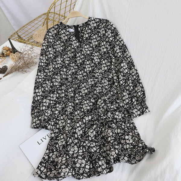 Rochie modernă de damă cu mâneci lungi și decolteu spitz în roz, alb și galben