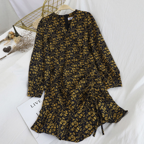 Rochie modernă de damă cu mâneci lungi și decolteu spitz în roz, alb și galben