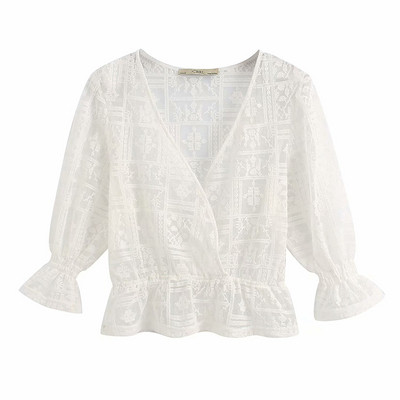 Bluză scurtă din dantelă cu decolteu în V și mâneci 3/4 de culoare albă