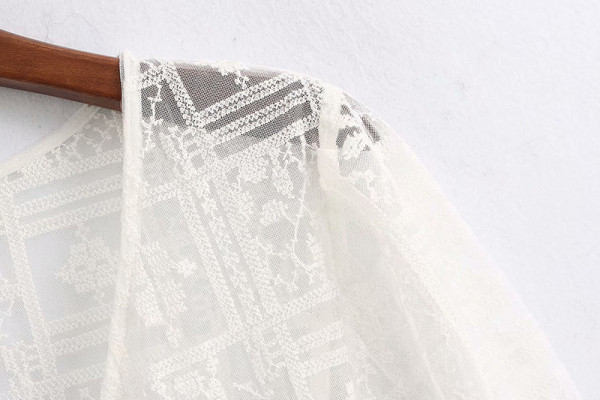 Bluză scurtă din dantelă cu decolteu în V și mâneci 3/4 de culoare albă