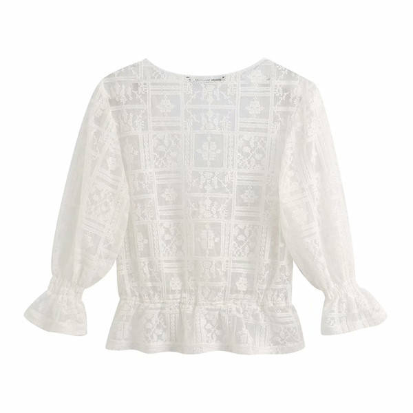Bluză scurtă din dantelă cu decolteu în V și mâneci 3/4 de culoare albă