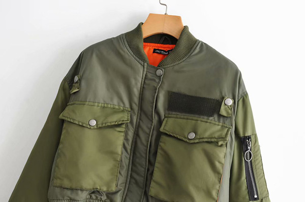 Modern rövid női kabát, zsebekkel és cipzárral, zöld színben