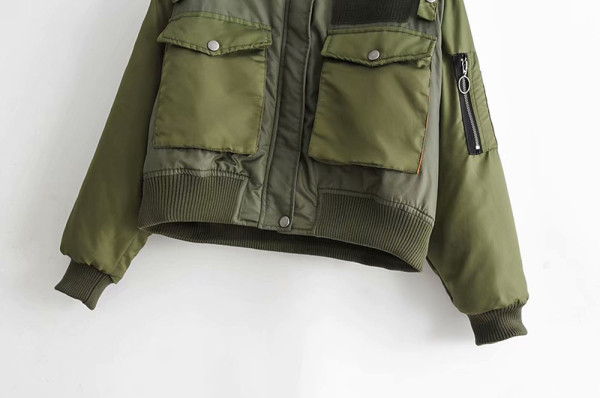 Modern rövid női kabát, zsebekkel és cipzárral, zöld színben