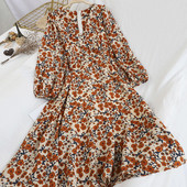 Női ruha virágos motívumokkal és spitz dekoltázssal - szabású modell