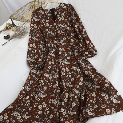 Női ruha virágos motívumokkal és spitz dekoltázssal - szabású modell