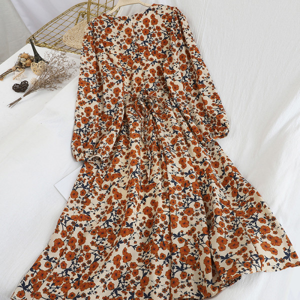 Női ruha virágos motívumokkal és spitz dekoltázssal - szabású modell