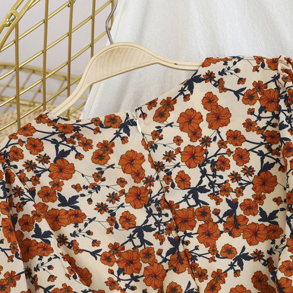 Női ruha virágos motívumokkal és spitz dekoltázssal - szabású modell