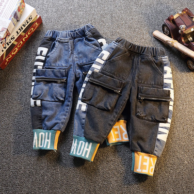 Детски зимни дънки за момчета в черен и син цвят с джобове и надписи