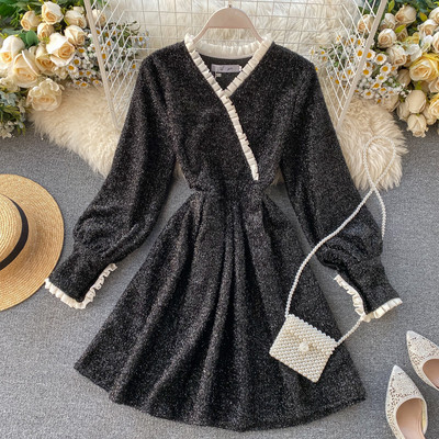 Fényes hatású, V-nyakú női téli ruha fekete és piros színben