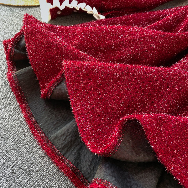 Fényes hatású, V-nyakú női téli ruha fekete és piros színben