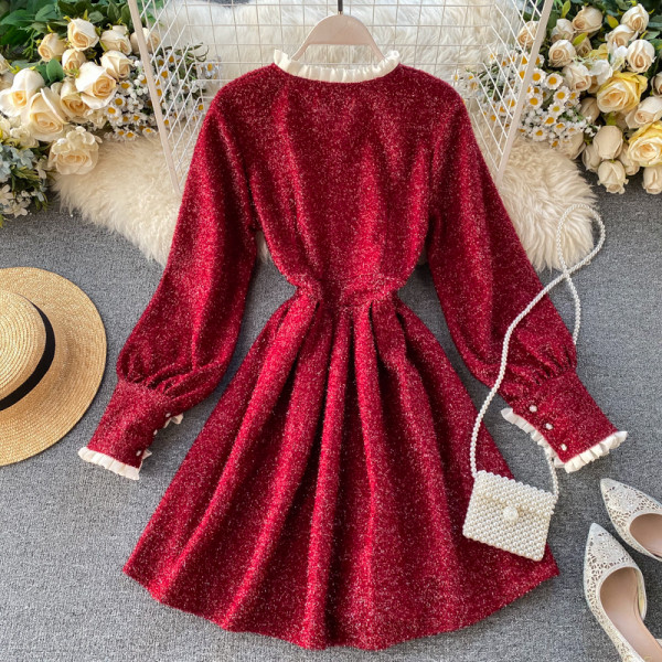 Fényes hatású, V-nyakú női téli ruha fekete és piros színben