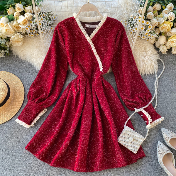 Fényes hatású, V-nyakú női téli ruha fekete és piros színben