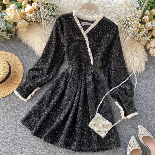 Fényes hatású, V-nyakú női téli ruha fekete és piros színben