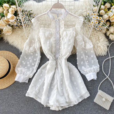 Vékony modell női rövid overall fehér és fekete pontozott háló elemmel