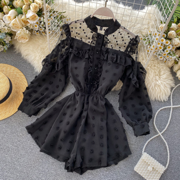 Vékony modell női rövid overall fehér és fekete pontozott háló elemmel