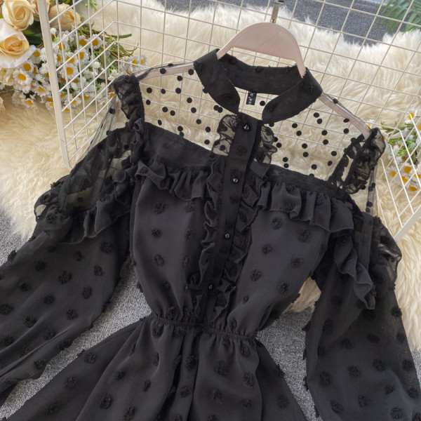 Vékony modell női rövid overall fehér és fekete pontozott háló elemmel