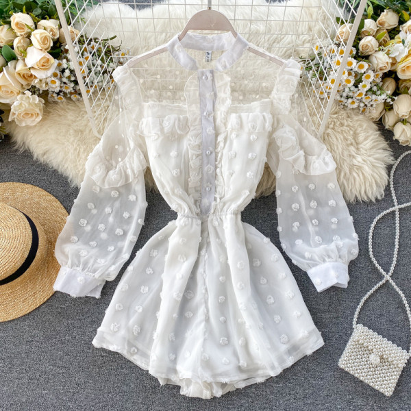 Vékony modell női rövid overall fehér és fekete pontozott háló elemmel