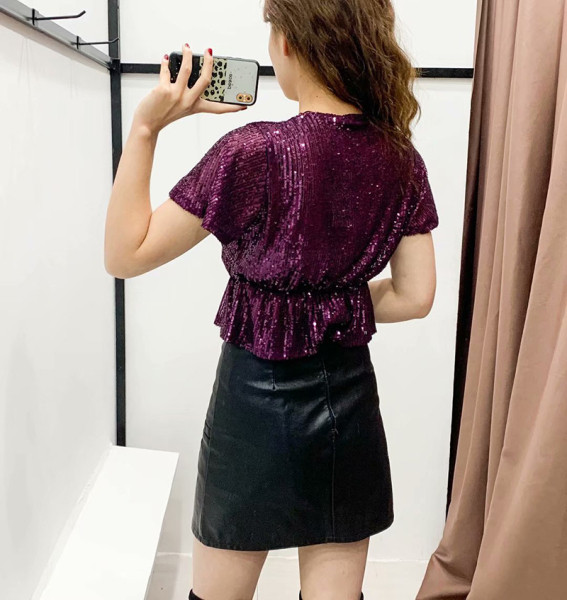 Rövid női blúz V-nyakú, elasztikus derékkal, lila színben, flitterekkel