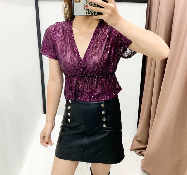 Rövid női blúz V-nyakú, elasztikus derékkal, lila színben, flitterekkel