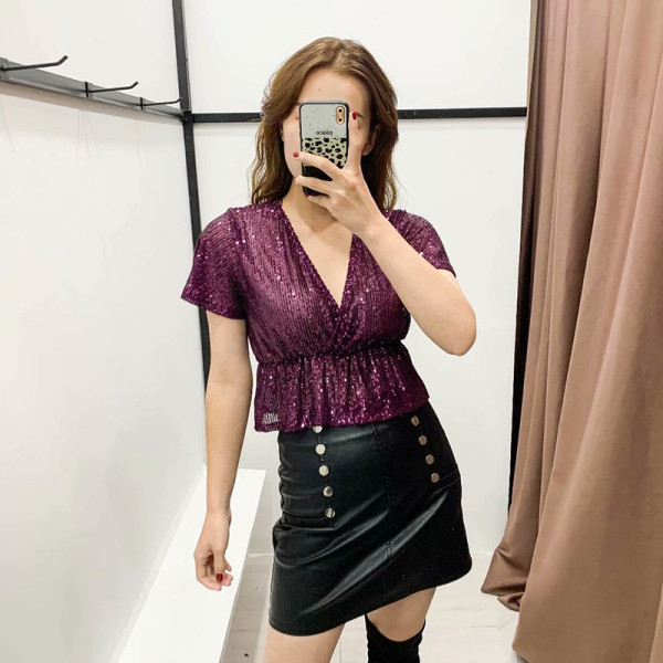 Rövid női blúz V-nyakú, elasztikus derékkal, lila színben, flitterekkel