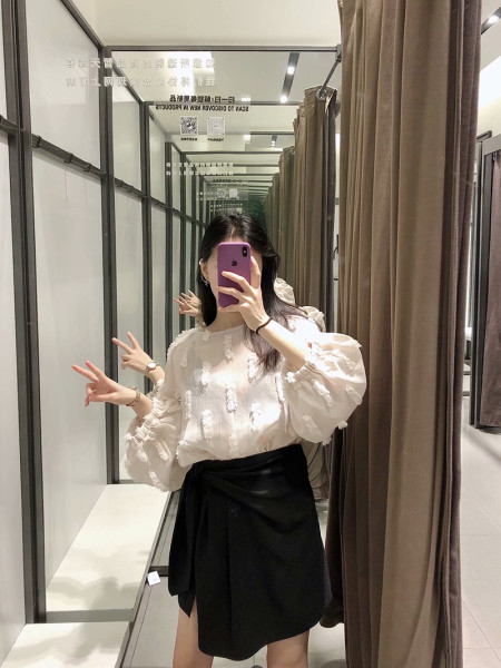 Modern női blúz elasztikus derékkal és bézs színű ovális nyakkivágással