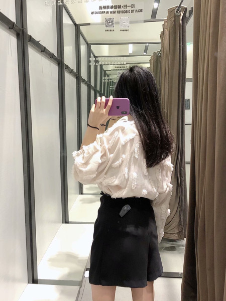 Modern női blúz elasztikus derékkal és bézs színű ovális nyakkivágással