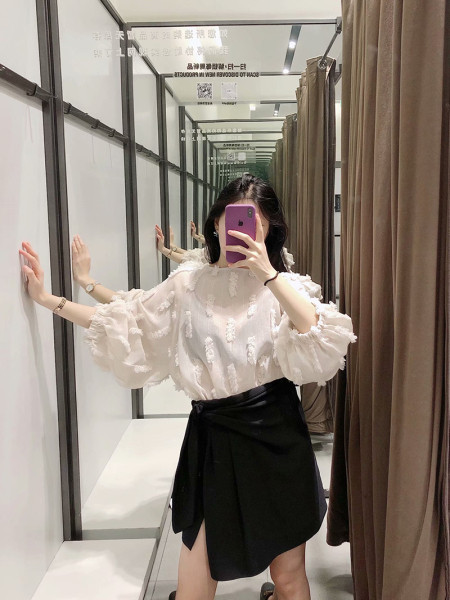 Modern női blúz elasztikus derékkal és bézs színű ovális nyakkivágással