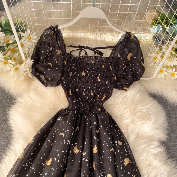 Női ruha széles, rövid ujjú, szögletes nyakkivágással, fekete színben