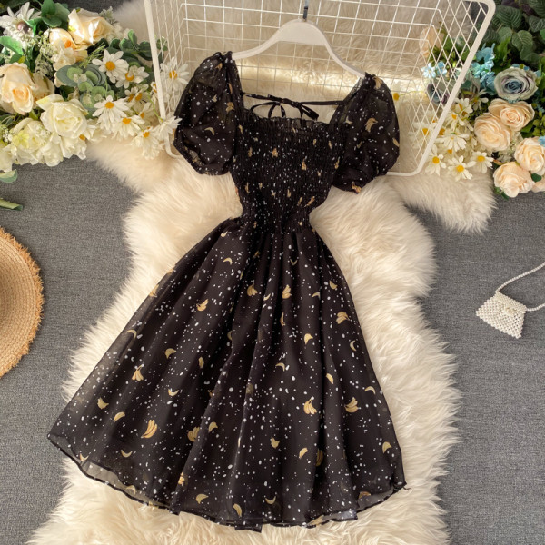 Női ruha széles, rövid ujjú, szögletes nyakkivágással, fekete színben